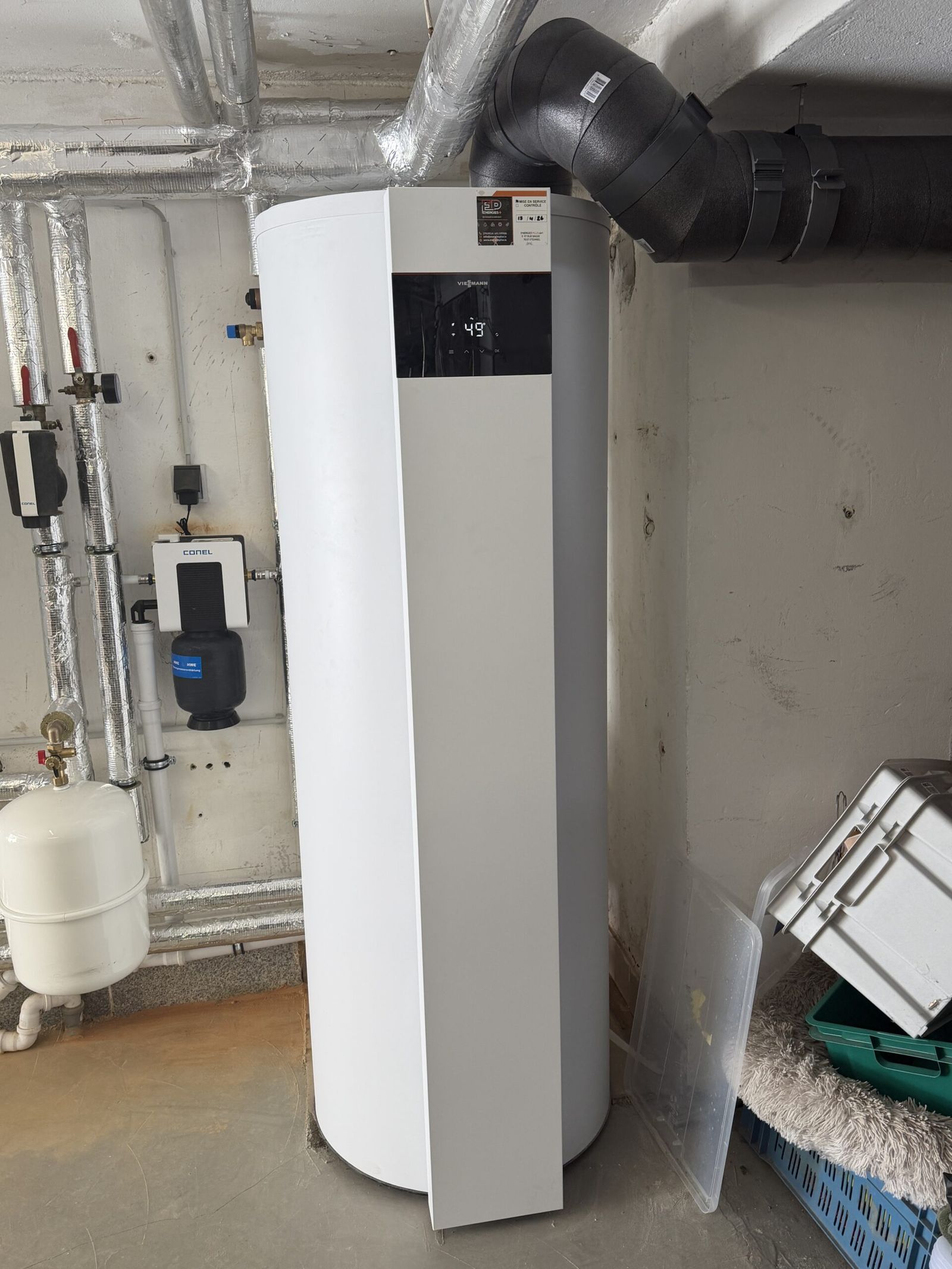 Installation de chauffage avec tuyauterie apparente