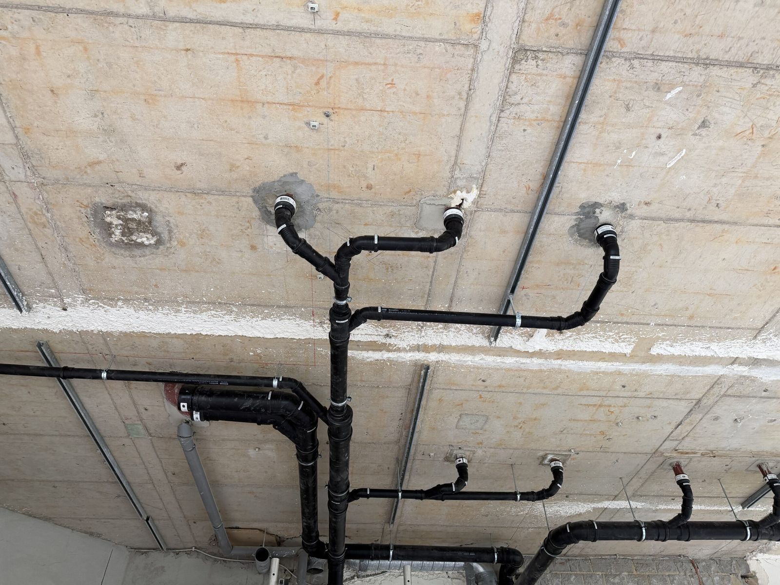 Gaines de ventilation dans un faux plafond