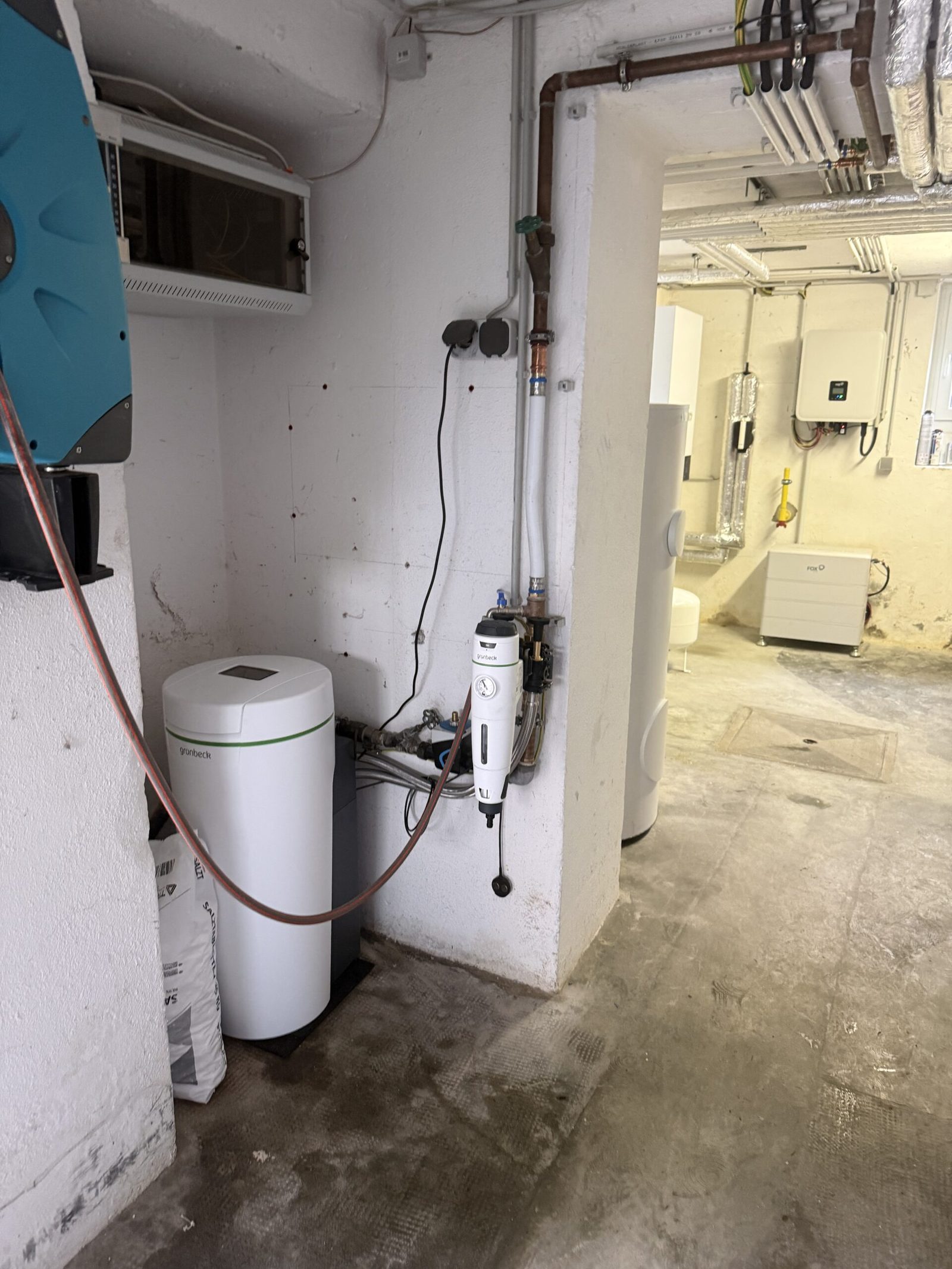Adoucisseur et filtration installés dans un local technique