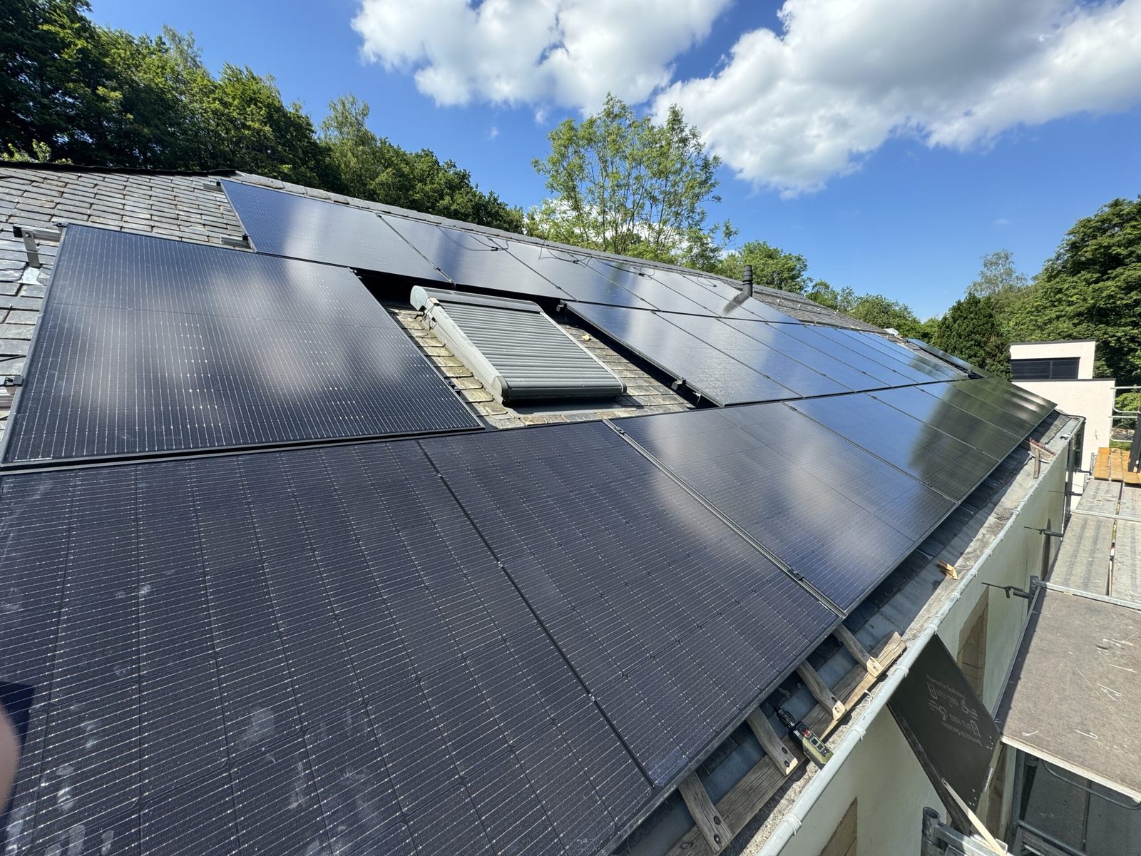 Technicien posant les rails de fixation des panneaux solaires