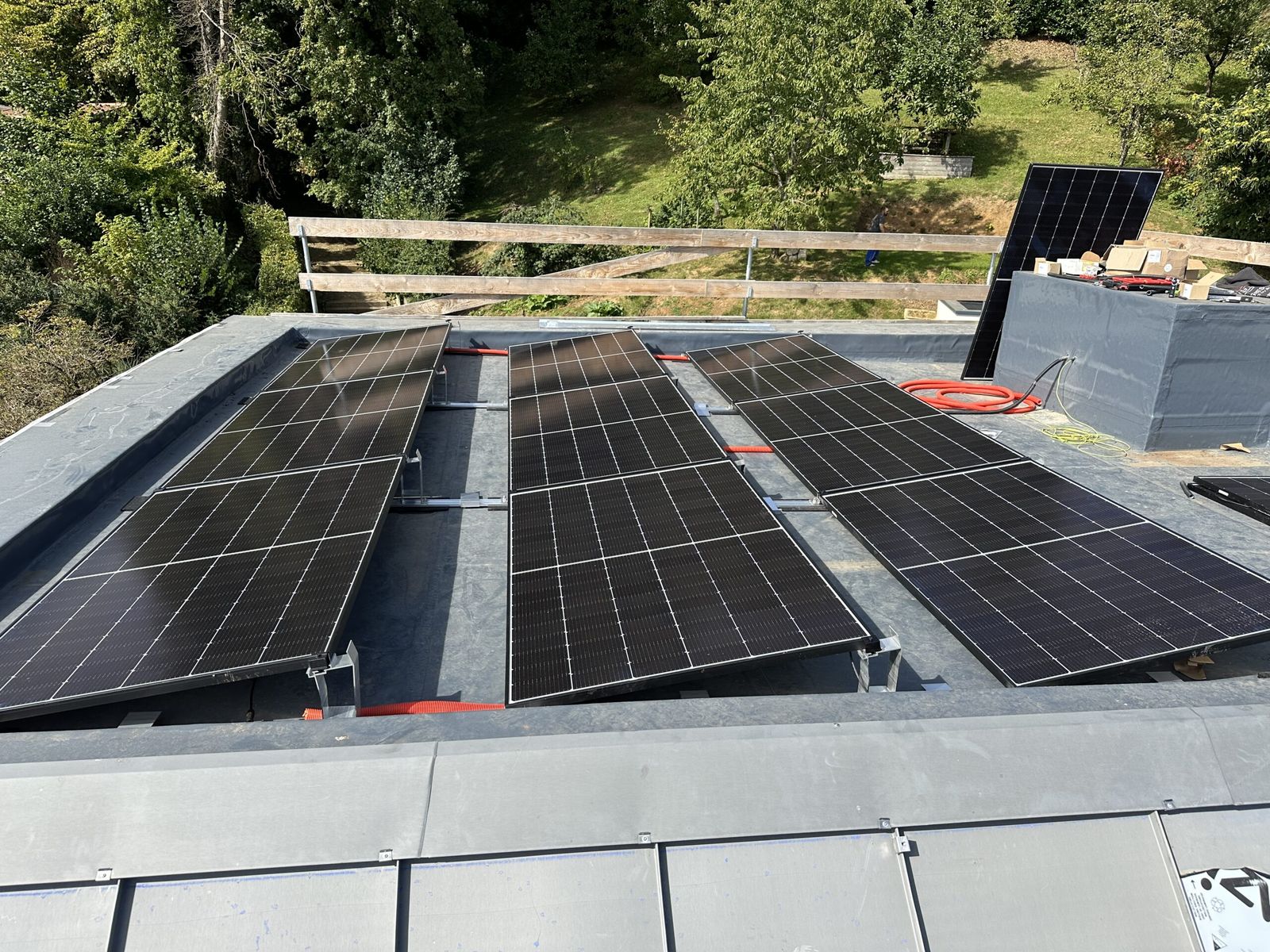Champ solaire sur toiture en ardoise