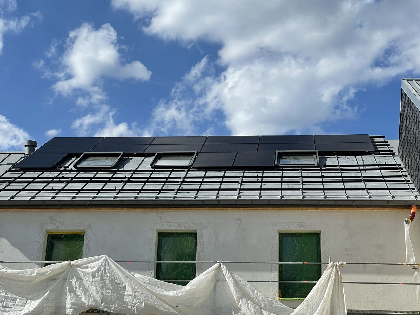 Installation solaire en cours de montage