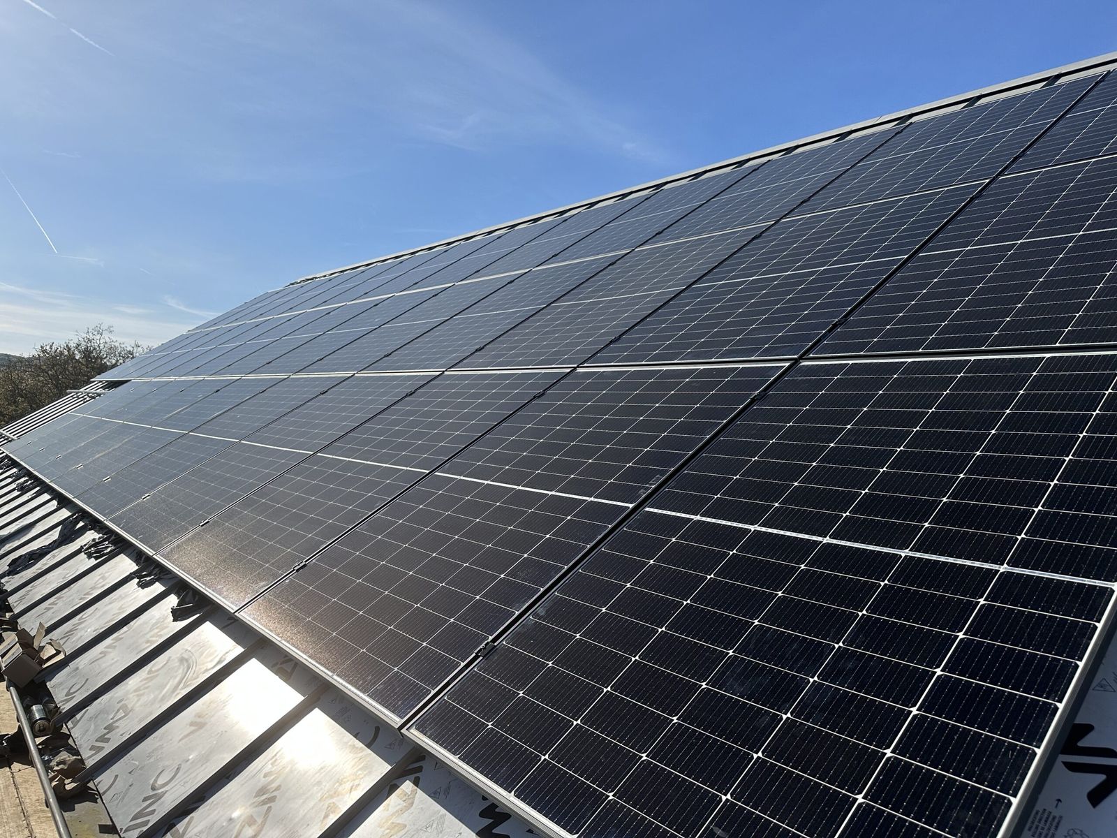 Panneaux photovoltaïques alignés sur une toiture