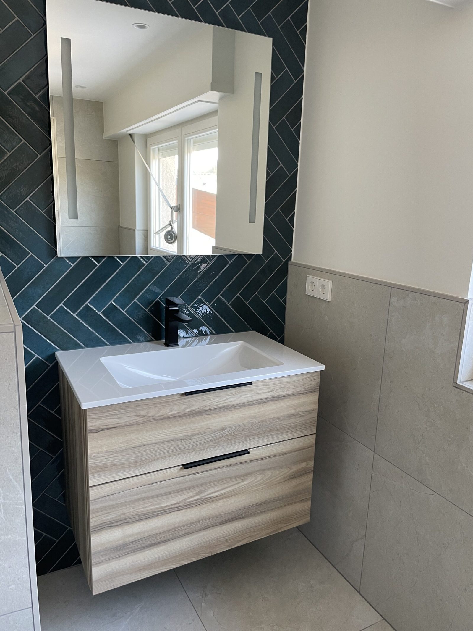 Salle de bains avec douche à l'italienne et paroi vitrée