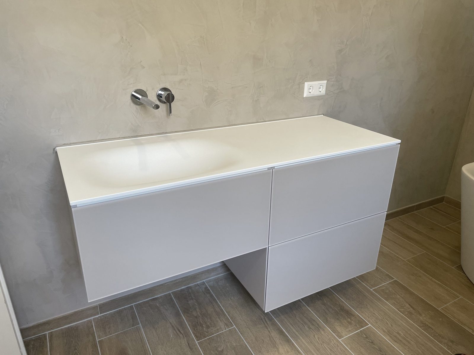 Salle de bains contemporaine avec double vasque et robinetterie noire