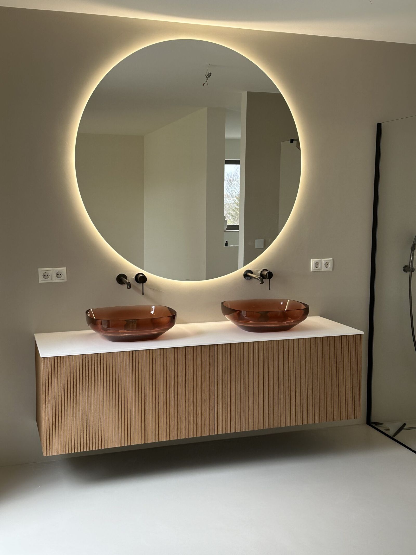 Salle de bains avec carrelage grand format