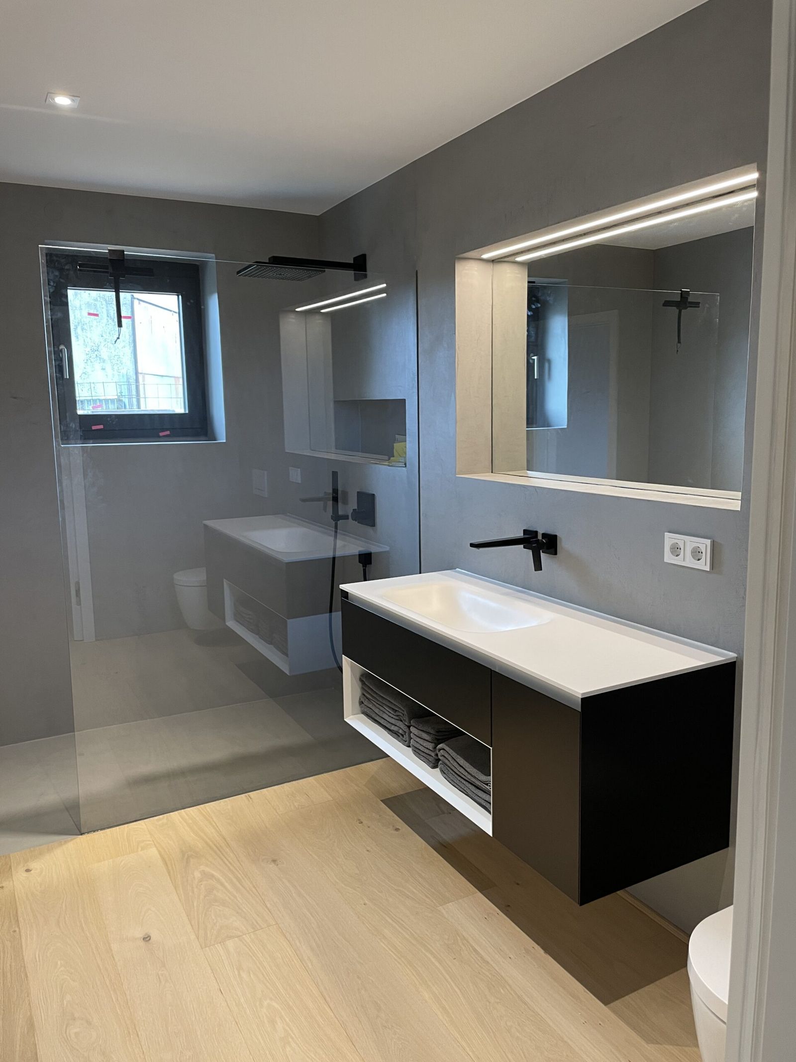 Salle de bains rénovée avec finitions soignées