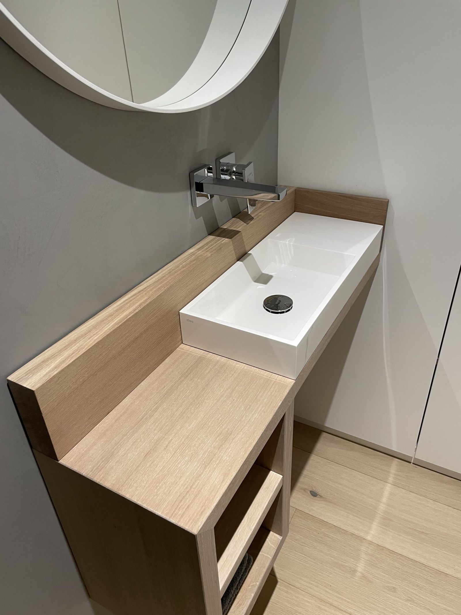 Baignoire et faïence dans une salle de bains