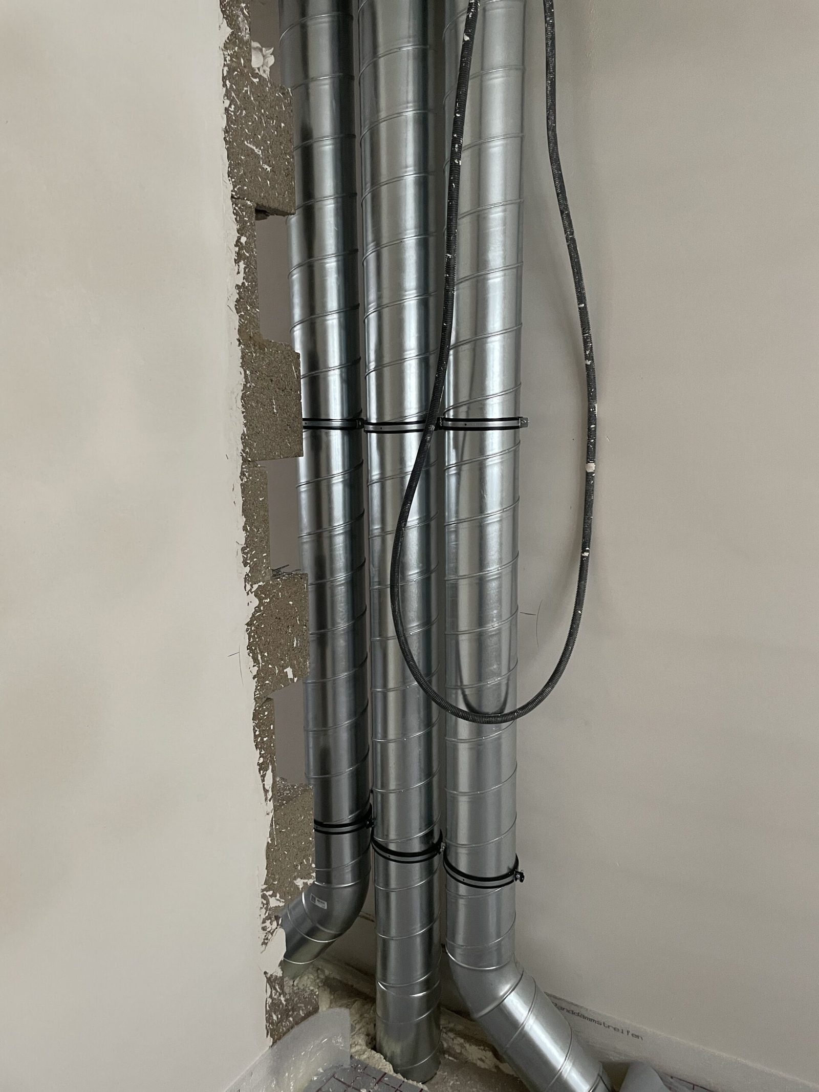 Chantier de plomberie avec installation de tuyaux en cuivre