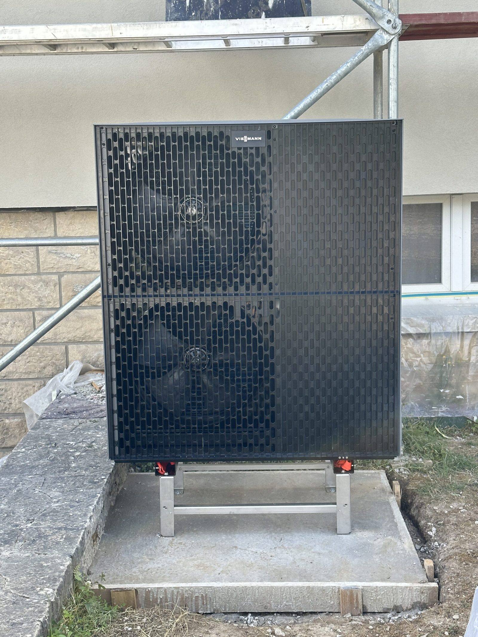 Chaufferie moderne avec chaudière à condensation et tuyauterie cuivre