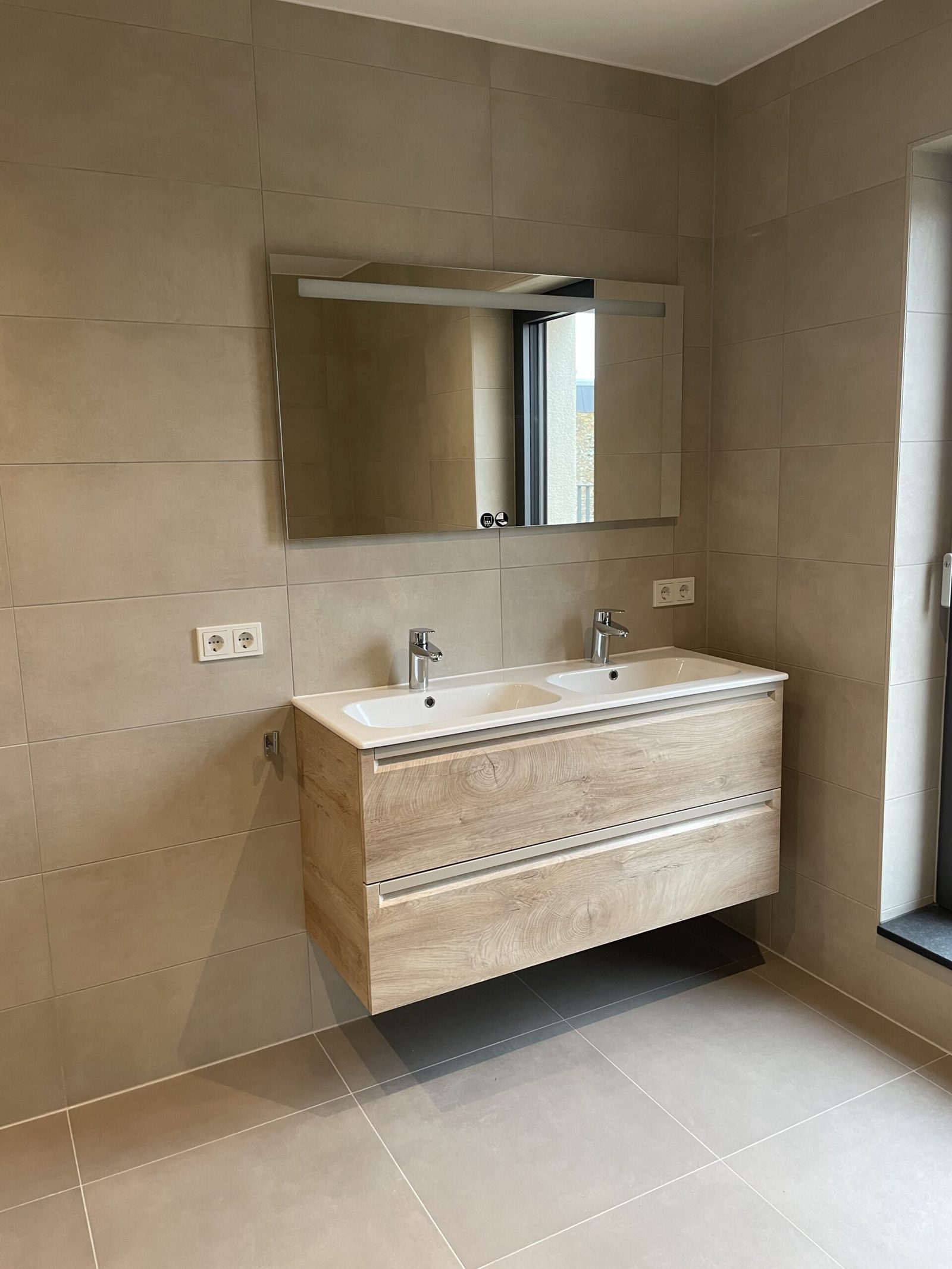 Salle de bains rénovée avec douche à l'italienne et double vasque